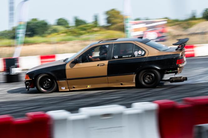 Szybkie samochody, drogowe akrobacje oraz piękne kobiety. Tak było na Tuning Show Expo w Krakowie