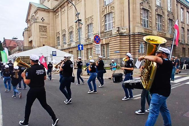 Przemarsz orkiestr dętych podczas finału TTSR 2024