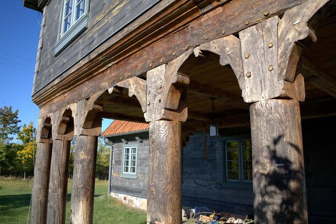 Dom podcieniowy w Mikoszewie na Żuławach – zbliżenie na kolumny
