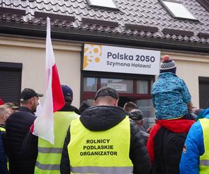 Protest rolników w Białymstoku. Siano i obornik przed biurem marszałka Hołowni