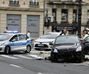 Wjechał w słupki, dostał 1500 zł mandatu. Kolejny wypadek w centrum Warszawy