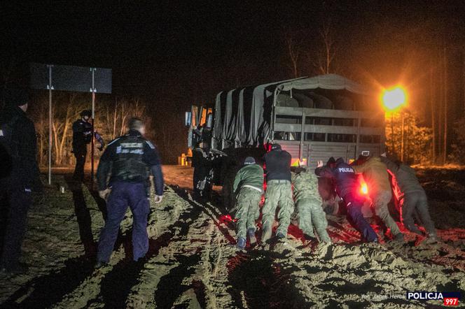 Policjanci w akcji! W użyciu helikopter, sprzęt noktowizyjny i termowizyjny oraz nawigacja