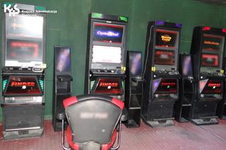Funkcjonariusze warmińsko-mazurskiej KAS zajęli w Kętrzynie 4 nielegalne automaty do gier hazardowych