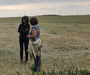 Akcja na polu, gdzie znaleziono Wampirkę z Pnia. Młodzi chodzili z detektorami, niedługo wracają tam archeolodzy