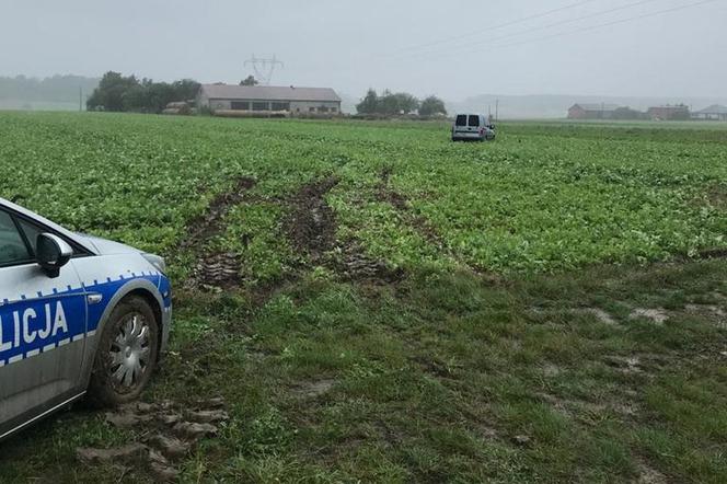 Policyjny pościg w Tuszynie. 35-latek zjechał z drogi prosto w pole