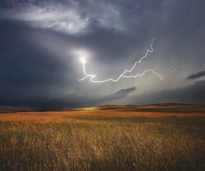 Ostrzeżenie IMGW. Nad Łódzkie nadciągają gwałtowne burze. Kiedy i gdzie uderzy nawałnica