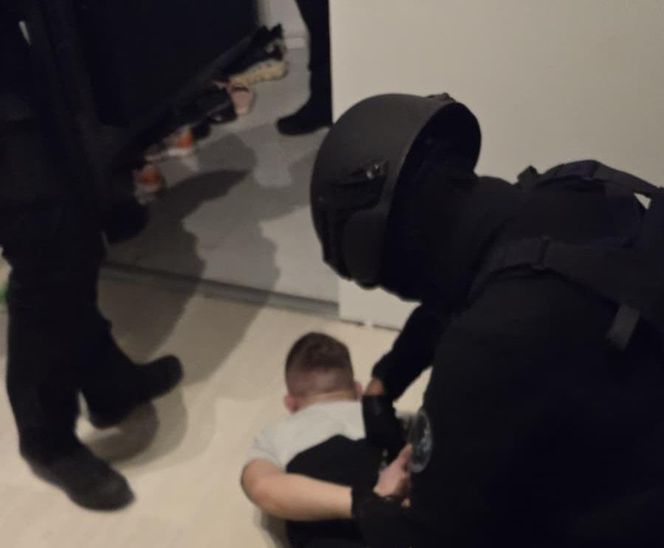 Łódzka policja rozbiła grupę handlującą dopalaczami. Wśród zatrzymanych pseudokibice