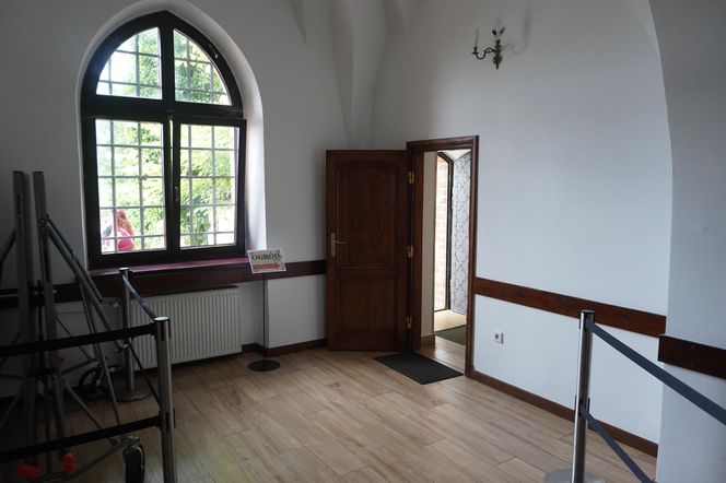 W kolejnym pomieszczeniu również wybieramy prawe drzwi