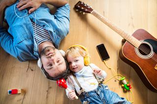 Muzyka łagodzi obyczaje - czy dziecko musi słuchać bajek, i czy może słuchać techno? 