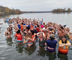 Zimna woda i gorąca atmosfera. Morsy otworzyły sezon nad zalewem Chechło-Nakło