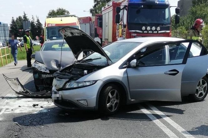 ​Zderzenie aut na Święciechowskiej w Lesznie. Jedna osoba w szpitalu