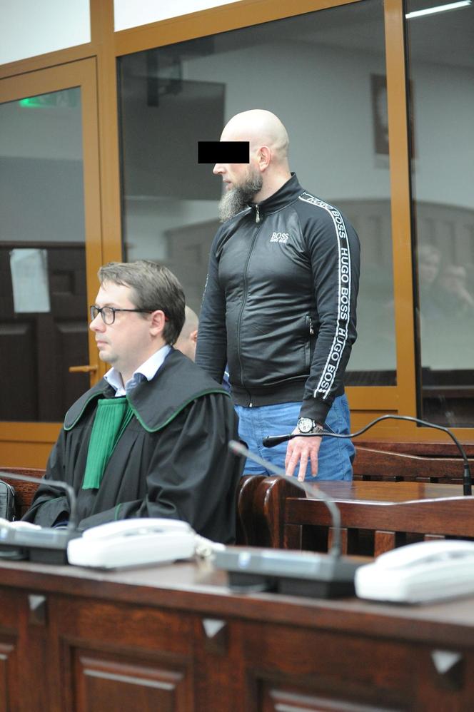 Artur M. jest oskarżony o zamordowanie Mariana. Zdjęcia z rozprawy przed słupskim sądem