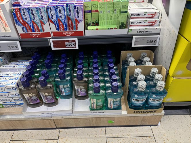 Zdecydowanie tańszy jest płyn marki własnej, który kosztuje w regularnej cenie 1,39 euro (5,90 zł)