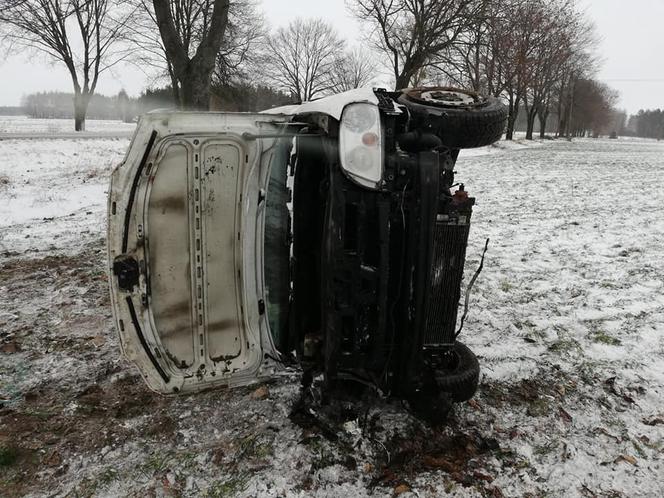 Głęboczyzna. Volkswagen wpadł w poślizg i dachował [ZDJĘCIA]