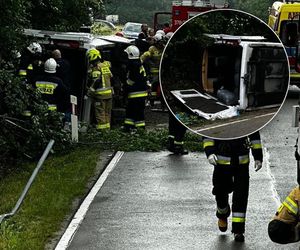 Autokar z dziećmi wylądował w rowie! Sześć osób rannych, droga zablokowana [AKTUALIZACJA]