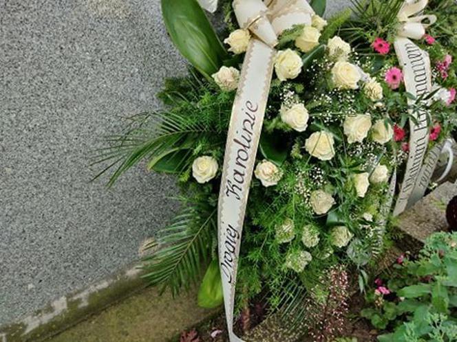 Tarnów. Ostatnie pożegnanie Karoliny Bojarskiej. Grobowiec utonął w kwiatach 