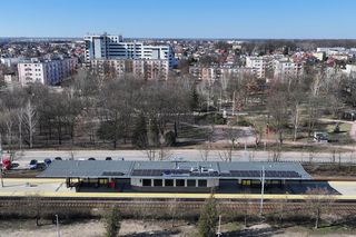 Remont dworca kolejowego pod Warszawą. Zmienił się nie do poznania - jeśli da radę to na wprowadzające przed/po dworca w Ząbkach, wcześniej był obdrapany i pomazany