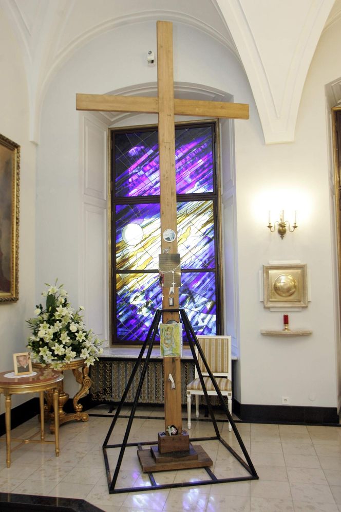 15. rocznica katastrofy smoleńskiej. Burzliwa historia krzyża sprzed Pałacu Prezydenckiego