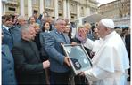 Selfie z Franciszkiem? Małopolscy policjanci na audiencji w Watykanie