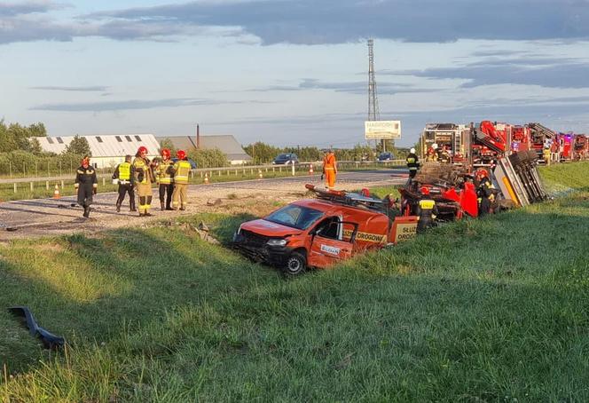 Poważny wypadek pod Kołbielą. Cysterna zderzyła się z samochodem osobowym. Doszło do gigantycznego wycieku paliwa