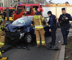 Warszawa. Dwa wypadki na skrzyżowaniu Grójeckiej i Wawelskiej. Autobus zderzył się z pojazdem wojskowym [ZDJĘCIA].