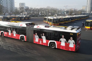 Daj się podwieźć emocjom!: Po Warszawie jeździ mundialowy autobus! 