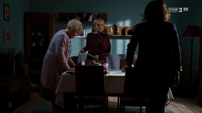 M jak miłość, odc. 1457. Barbara (Teresa Lipowska), Kisielowa (Małgorzata Różniatowska), Marysia (Małgorzata Pieńkowska)