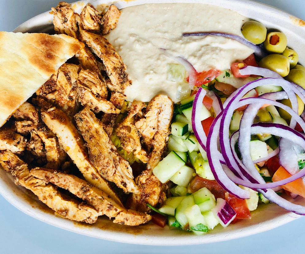 Bowl na szybko. Delikatny hummus z soczystym kurczakiem