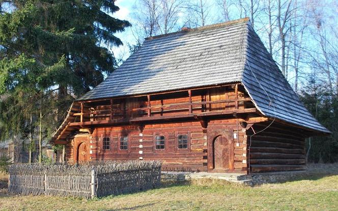 Pierwsze powojenne muzeum pod otwartym niebem powstało w Małopolsce. To tu kręcono słynne filmy