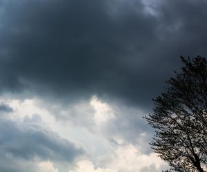 Prognoza pogody na niedzielę i poniedziałek. Możliwe burze i opady śniegu