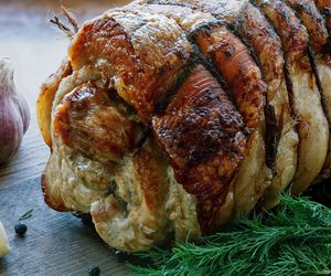 Karkówka po kaszubsku - przepis na roladę karkową z jasnym sosem i pieczarkami