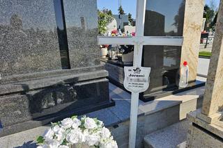 Ciężarówka, resorki i misie na grobie Jeremiaszka [GALERIA]