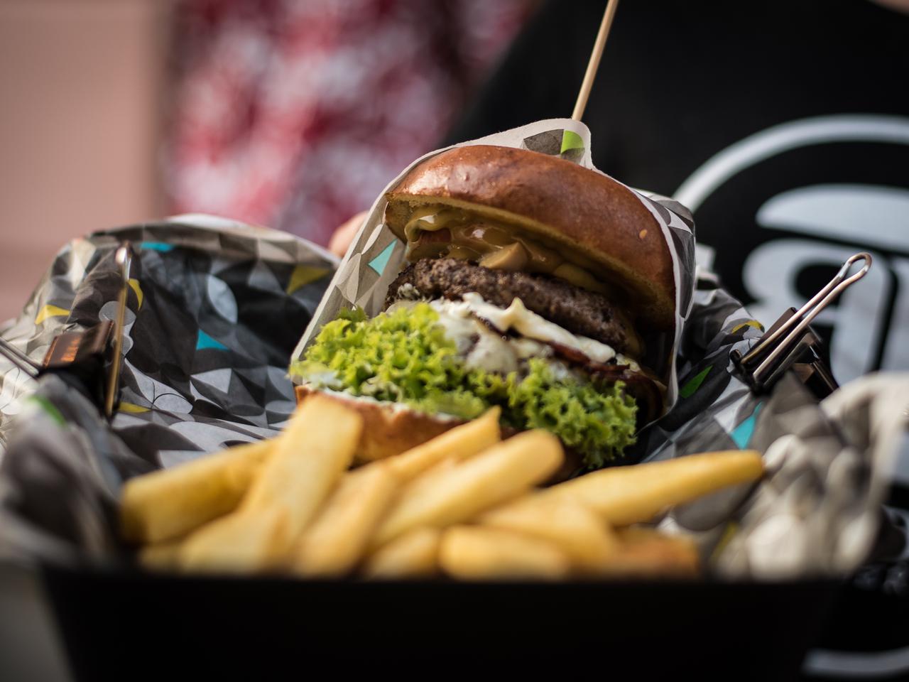 Przez żołądek do serc inwestorów. Bobby Burger i Wegeguru łączą siły