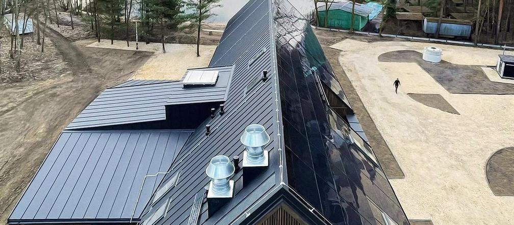 Pasywna nowoczesna stodoła z solarnym dachem nad brzegiem jeziora