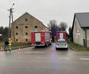 W Małopolsce zawalił się zabytkowy spichlerz. Gruzy leżą na drodze