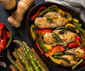 Soczysta pierś kurczaka pieczona ze szparagami i papryką