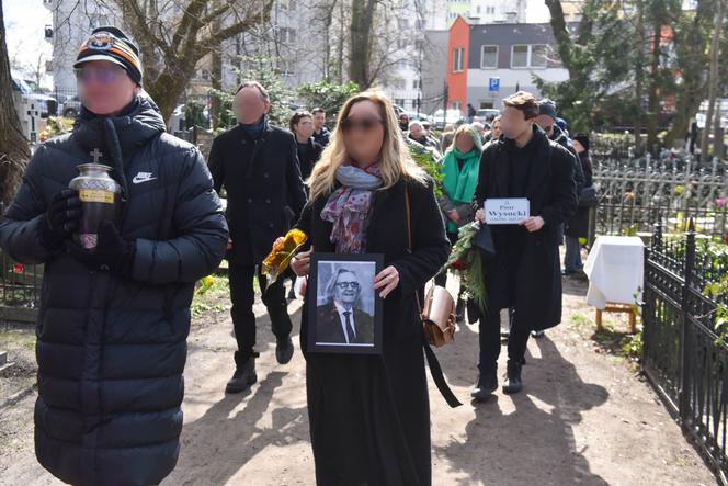 Wzruszający pogrzeb gwiazdy serialu „Czterej pancerni i pies”! Grób tonął w kwiatach 