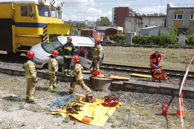 Kontrolowane zderzenie pociągu z osobówką