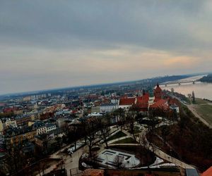 Kierunek: Grudziądz. Kuszą tężnia w szklanej piramidzie i unikatowe spichrze nad Wisłą. Z jednej strony są jak kamieniczki, z drugiej jak mury obronne