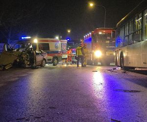 Śmiertelny wypadek z udziałem autobusu i samochodu osobowego przy ulicy Płochocińskiej