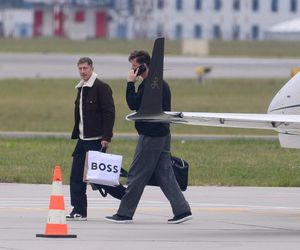 Robert Lewandowski ze szpanerką siatą wysiadł z samolotu