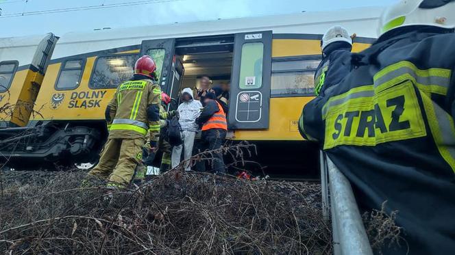 170 osób ewakuowanych z pociągu. Powalone przez wiatr drzewa uszkodziły trakcje kolejowe