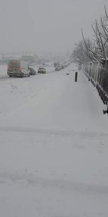 Opady śniegu PARALIŻUJĄ drogi. DRAMAT na drogach Podkarpacia [ZDJĘCIA INTERNAUTÓW]
