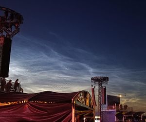 Obłoki srebrzyste nad polem Open'er Festival 2025 
