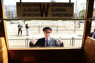 Parówki opanowały Warszawę. Zabytkowe tramwaje zrobiły wielką radochę pasażerom