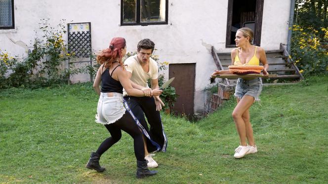 Barwy szczęścia, odcinek 1993. Mia (Maria Ruddick), Justin (Jasper Sołtysiewicz), Oliwka (Wiktoria Gąsiewska)