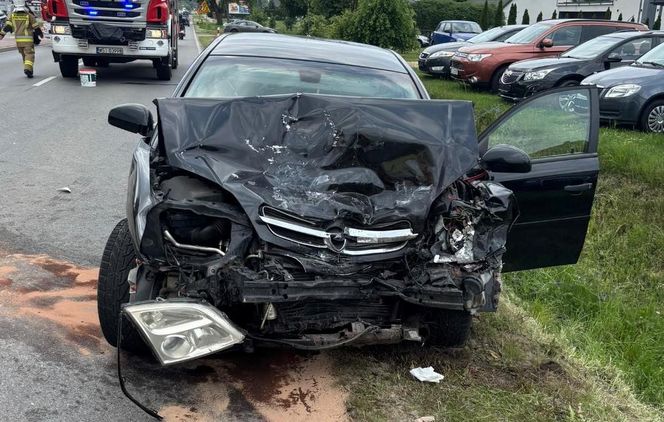 Zderzenie osobówki i ciężarówki w Dąbrówce-Ług. Jest jedna osoba poszkodowana