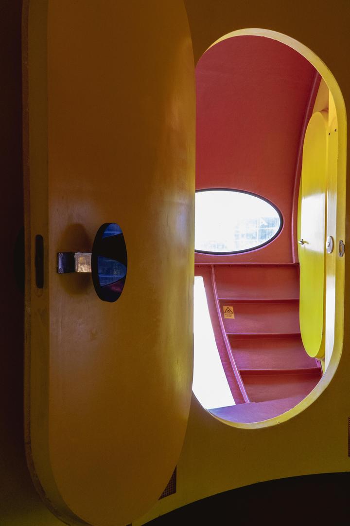 Futuro House - zdjęcia fińskiego domku letniskowego w kształcie UFO w WeeGee Exhibition Centre