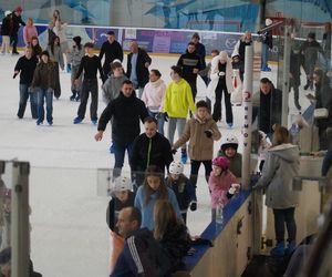 Ferie zimowe na Torbydzie w Bydgoszczy. Lodowisko pęka w szwach