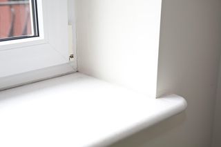 Wymiana parapetu wewnętrznego – jak wykonać ją dobrze? Dowiedz się, jak wymienić stary parapet na nowy